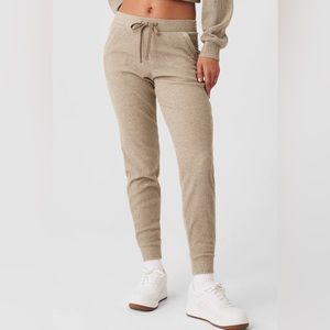 Alo Yoga Muse Sweatpants in Gravel Heather - Size XS